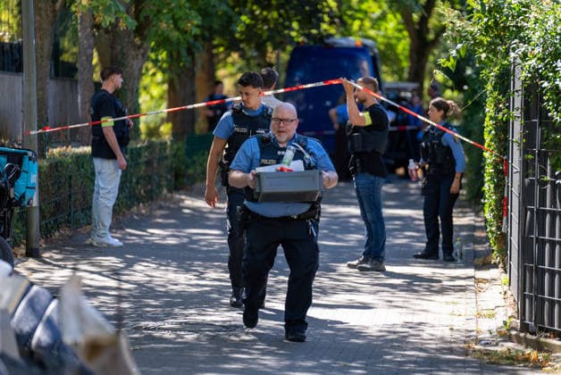 Man Fatally Injured in Frankfurt; Police Search for Suspect At noon on August 11, 2026, a seriously injured person was found in Frankfurt am Main. The victim died at the scene. Police are searching for the perpetrator, and a helicopter is also on the scene. The suspect is on the run and may be armed. Frankfurt am Main, Lower Hesse, Germany