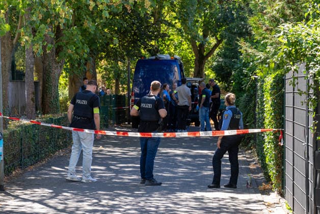 Man Fatally Injured in Frankfurt; Police Search for Suspect At noon on August 11, 2026, a seriously injured person was found in Frankfurt am Main. The victim died at the scene. Police are searching for the perpetrator, and a helicopter is also on the scene. The suspect is on the run and may be armed. Frankfurt am Main, Lower Hesse, Germany
