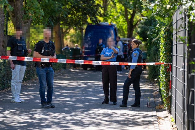Man Fatally Injured in Frankfurt; Police Search for Suspect At noon on August 11, 2026, a seriously injured person was found in Frankfurt am Main. The victim died at the scene. Police are searching for the perpetrator, and a helicopter is also on the scene. The suspect is on the run and may be armed. Frankfurt am Main, Lower Hesse, Germany