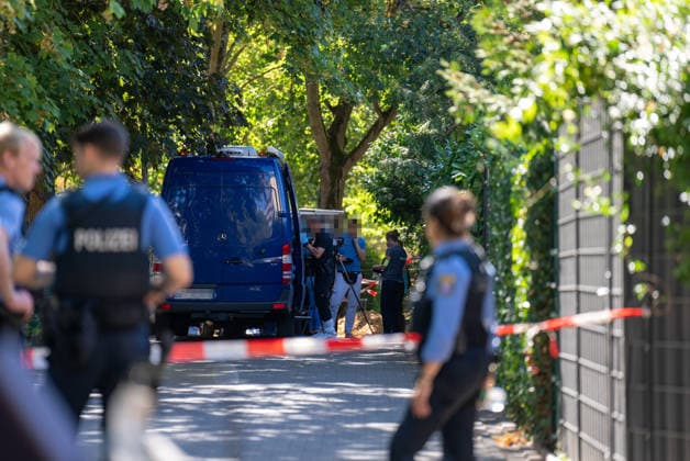 Man Fatally Injured in Frankfurt; Police Search for Suspect At noon on August 11, 2026, a seriously injured person was found in Frankfurt am Main. The victim died at the scene. Police are searching for the perpetrator, and a helicopter is also on the scene. The suspect is on the run and may be armed. Frankfurt am Main, Lower Hesse, Germany