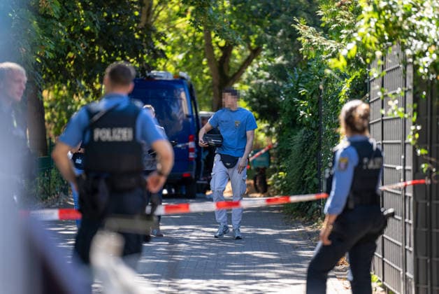 Man Fatally Injured in Frankfurt; Police Search for Suspect At noon on August 11, 2026, a seriously injured person was found in Frankfurt am Main. The victim died at the scene. Police are searching for the perpetrator, and a helicopter is also on the scene. The suspect is on the run and may be armed. Frankfurt am Main, Lower Hesse, Germany
