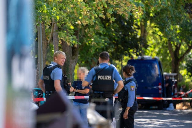 Man Fatally Injured in Frankfurt; Police Search for Suspect At noon on August 11, 2026, a seriously injured person was found in Frankfurt am Main. The victim died at the scene. Police are searching for the perpetrator, and a helicopter is also on the scene. The suspect is on the run and may be armed. Frankfurt am Main, Lower Hesse, Germany