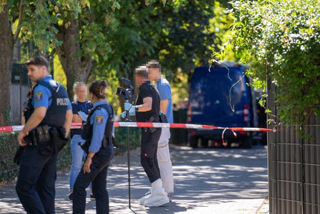 Man Fatally Injured in Frankfurt; Police Search for Suspect At noon on August 11, 2026, a seriously injured person was found in Frankfurt am Main. The victim died at the scene. Police are searching for the perpetrator, and a helicopter is also on the scene. The suspect is on the run and may be armed. Frankfurt am Main, Lower Hesse, Germany