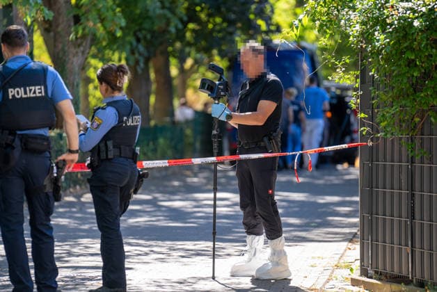 Man Fatally Injured in Frankfurt; Police Search for Suspect At noon on August 11, 2026, a seriously injured person was found in Frankfurt am Main. The victim died at the scene. Police are searching for the perpetrator, and a helicopter is also on the scene. The suspect is on the run and may be armed. Frankfurt am Main, Lower Hesse, Germany