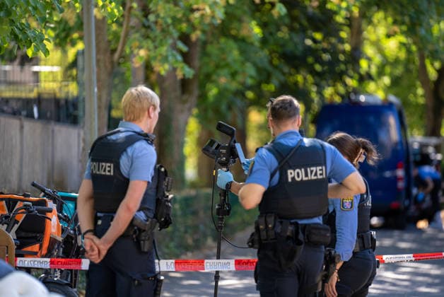 Man Fatally Injured in Frankfurt; Police Search for Suspect At noon on August 11, 2026, a seriously injured person was found in Frankfurt am Main. The victim died at the scene. Police are searching for the perpetrator, and a helicopter is also on the scene. The suspect is on the run and may be armed. Frankfurt am Main, Lower Hesse, Germany