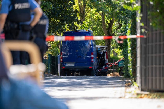 Man Fatally Injured in Frankfurt; Police Search for Suspect At noon on August 11, 2026, a seriously injured person was found in Frankfurt am Main. The victim died at the scene. Police are searching for the perpetrator, and a helicopter is also on the scene. The suspect is on the run and may be armed. Frankfurt am Main, Lower Hesse, Germany