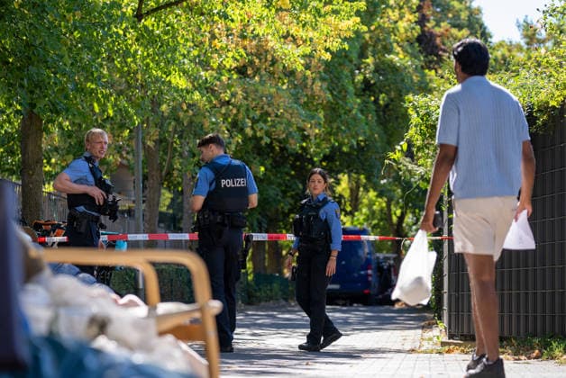 Man Fatally Injured in Frankfurt; Police Search for Suspect At noon on August 11, 2026, a seriously injured person was found in Frankfurt am Main. The victim died at the scene. Police are searching for the perpetrator, and a helicopter is also on the scene. The suspect is on the run and may be armed. Frankfurt am Main, Lower Hesse, Germany