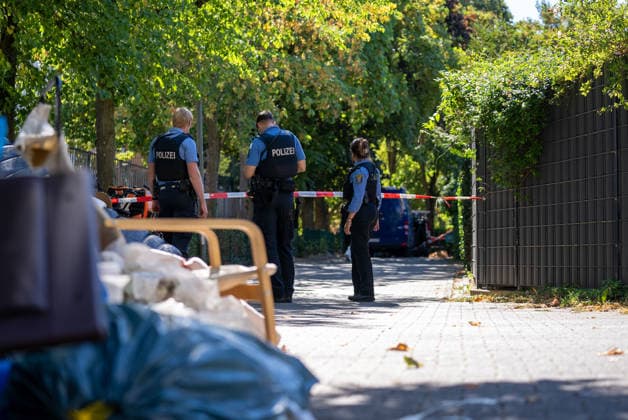 Man Fatally Injured in Frankfurt; Police Search for Suspect At noon on August 11, 2026, a seriously injured person was found in Frankfurt am Main. The victim died at the scene. Police are searching for the perpetrator, and a helicopter is also on the scene. The suspect is on the run and may be armed. Frankfurt am Main, Lower Hesse, Germany