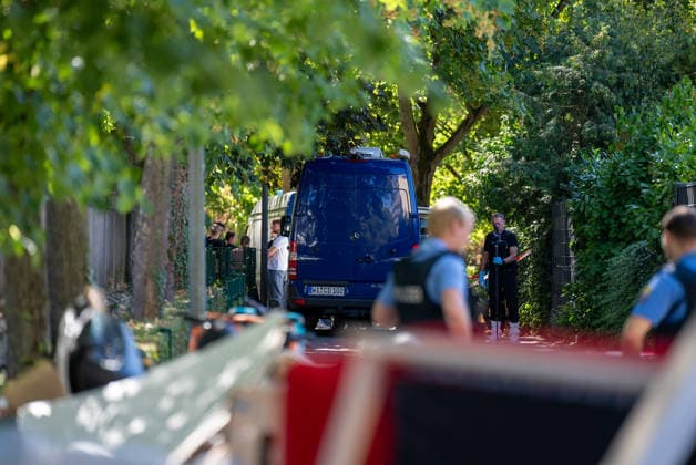 Man Fatally Injured in Frankfurt; Police Search for Suspect At noon on August 11, 2026, a seriously injured person was found in Frankfurt am Main. The victim died at the scene. Police are searching for the perpetrator, and a helicopter is also on the scene. The suspect is on the run and may be armed. Frankfurt am Main, Lower Hesse, Germany