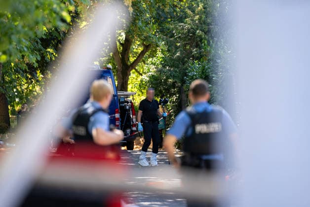 Man Fatally Injured in Frankfurt; Police Search for Suspect At noon on August 11, 2026, a seriously injured person was found in Frankfurt am Main. The victim died at the scene. Police are searching for the perpetrator, and a helicopter is also on the scene. The suspect is on the run and may be armed. Frankfurt am Main, Lower Hesse, Germany