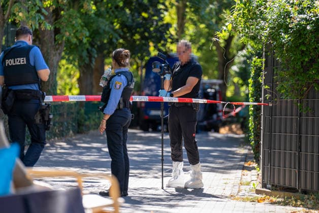 Man Fatally Injured in Frankfurt; Police Search for Suspect At noon on August 11, 2026, a seriously injured person was found in Frankfurt am Main. The victim died at the scene. Police are searching for the perpetrator, and a helicopter is also on the scene. The suspect is on the run and may be armed. Frankfurt am Main, Lower Hesse, Germany