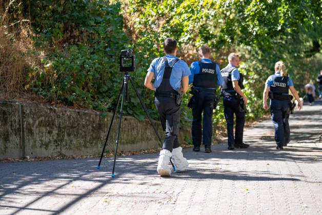 Man Fatally Injured in Frankfurt; Police Search for Suspect At noon on August 11, 2026, a seriously injured person was found in Frankfurt am Main. The victim died at the scene. Police are searching for the perpetrator, and a helicopter is also on the scene. The suspect is on the run and may be armed. Frankfurt am Main, Lower Hesse, Germany