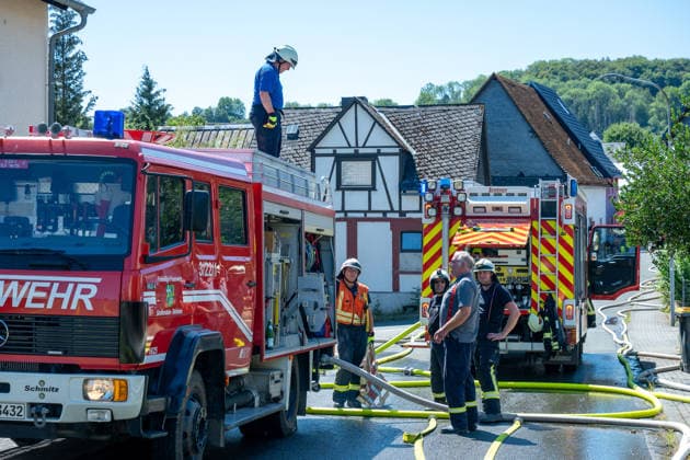 Ehemalige Gaststätte, Lagerhalle und Garage stehen in Vollbrand Am 11.08.2026 brannten in Greifenstein-Arborn das Gebäude einer ehemaligen Gaststätte, eine Lagerhalle und eine benachbarte Garage. Die Einsatzkräfte waren zunächst zu einer brennenden Gartenhütte alarmiert worden, das Einsatzstichwort wurde noch auf der Anfahrt auf einen Wohnhausbrand erhöht. Beim Eintreffen der Feuerwehr standen die Gebäude teils bereits in Vollbrand, verletzt wurde niemand. Die L3046 K91 war im betroffenen Bereich aufgrund des Einsatzes gesperrt. Rund 140 Einsatzkräfte waren im Einsatz, unterstützt von den Drehleitern aus Herborn und Weilburg sowie weiteren Kräften umliegender Feuerwehren, dem THW und der Polizei. Greifenborn Arborn Hessen Deutsch