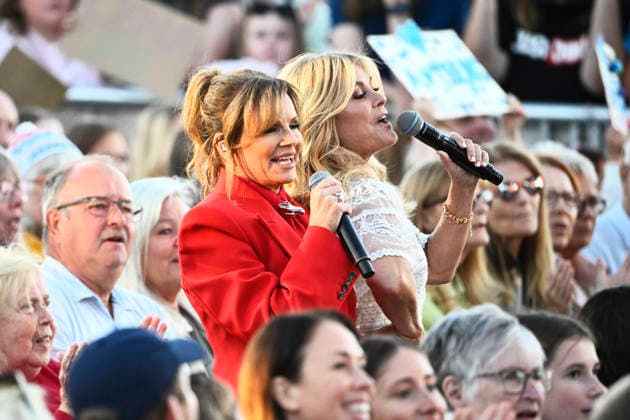 STOCKHOLM, SWEDEN 20260811 Lena Philipsson and host Pernilla Wahlgren during the season s final episode of *Allsang pa Skansen* on Tuesday evening STOCKHOLM SWEDEN x10080x  Copyright: xFredrikxSandberg TTx ALLSANG PA SKANSEN 2026 PcyT0ZXtoe8