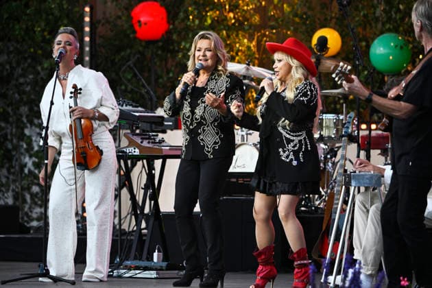 STOCKHOLM, SWEDEN 20260811 Nanne and Bettan Elisabeth Andreassen (left) and Nanne Grönvall (right) perform during the season’s final Allsang pa Skansen on Tuesday evening STOCKHOLM, SWEDEN x10080x  Copyright: xFredrikxSandberg TTx ALLSANG PA SKANSEN 2026 aZjkb5qp898