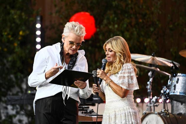 STOCKHOLM, SWEDEN 20260811 Eva Dahlgren signs her old LP, which host Pernilla Wahlgren bought when she was young, during the season s final Allsang pa Skansen on Tuesday evening. STOCKHOLM, SWEDEN x10080x  Copyright: xFredrikxSandberg TTx ALLSANG PA SKANSEN 2026 gJiVHf_Mw4A