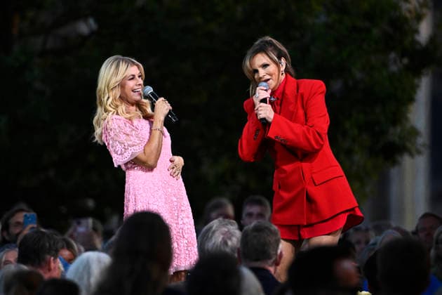 STOCKHOLM, SWEDEN 20260811 Hosts Pernilla Wahlgren and Lena Philipsson during the season s final episode of *Allsang pa Skansen* on Tuesday evening STOCKHOLM SWEDEN x10080x  Copyright: xFredrikxSandberg TTx ALLSANG PA SKANSEN 2026 U6-Qqskt9IM