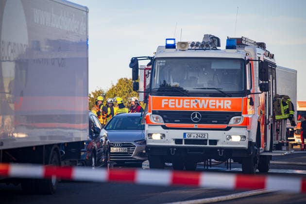 Starke Rauchsäule weithin sichtbar Komplexer Löscheinsatz erfordert zahlreiche Kräfte Am 11.08.2026 brannte in Dietzenbach gegen 19 Uhr ein landwirtschaftlicher Unterstand sowie Unrat und Müll, teilweise in voller Ausdehnung, wodurch eine starke, weithin sichtbare Rauchsäule aufstieg. Die Löscharbeiten gestalteten sich zunächst schwierig, da der Einsatz komplex war und zahlreiche Kräfte benötigt wurden, sodass die Feuerwehr Dietzenbach von der Feuerwehr Rödermark unterstützt wurde. Durch die starke Rauchentwicklung gingen auch in Messel und Dreieich Notrufe ein, die Feuerwehren rückten zur Kontrolle ihres Bereichs aus, stellten jedoch nichts fest. Rund 60 Einsatzkräfte mit zahlreichen Atemschutztrupps waren im Löscheinsatz