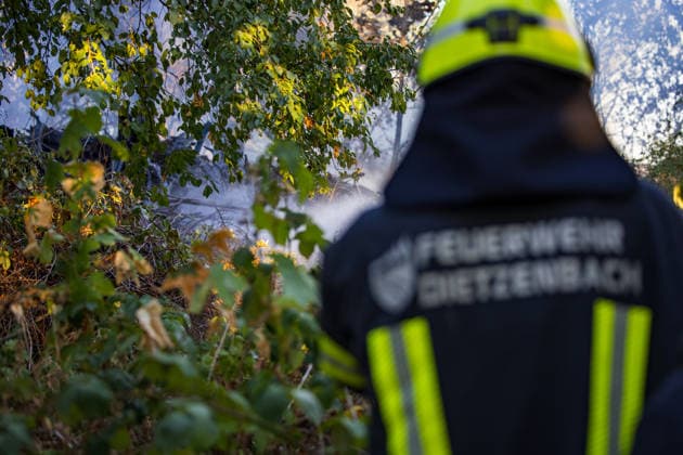 Starke Rauchsäule weithin sichtbar Komplexer Löscheinsatz erfordert zahlreiche Kräfte Am 11.08.2026 brannte in Dietzenbach gegen 19 Uhr ein landwirtschaftlicher Unterstand sowie Unrat und Müll, teilweise in voller Ausdehnung, wodurch eine starke, weithin sichtbare Rauchsäule aufstieg. Die Löscharbeiten gestalteten sich zunächst schwierig, da der Einsatz komplex war und zahlreiche Kräfte benötigt wurden, sodass die Feuerwehr Dietzenbach von der Feuerwehr Rödermark unterstützt wurde. Durch die starke Rauchentwicklung gingen auch in Messel und Dreieich Notrufe ein, die Feuerwehren rückten zur Kontrolle ihres Bereichs aus, stellten jedoch nichts fest. Rund 60 Einsatzkräfte mit zahlreichen Atemschutztrupps waren im Löscheinsatz