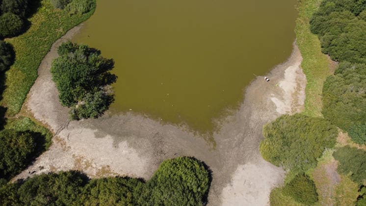 Prolonged heatwave and drought dry up historic Stew Pond at Epsom Common in Surrey EPSOM, UNITED KINGDOM - AUGUST 11: A veiw of the cracked, parched earth of Stew Pond exposed following an extended period of high temperatures and severe drought conditions at Epsom Common in Surrey, England, on August 11, 2026. The historic pond, a local nature reserve and habitat for diverse wildlife, has seen its water levels drop dramatically as persistent dry weather continues across southern Britain. Rasid Necati Aslim Anadolu Epsom United Kingdom. Editorial use only. Please get in touch for any other usage.  Copyright: x2026xAnadoluxRasidxNecatixAslimx