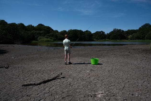 Prolonged heatwave and drought dry up historic Stew Pond at Epsom Common in Surrey EPSOM, UNITED KINGDOM - AUGUST 11: A veiw of the cracked, parched earth of Stew Pond exposed following an extended period of high temperatures and severe drought conditions at Epsom Common in Surrey, England, on August 11, 2026. The historic pond, a local nature reserve and habitat for diverse wildlife, has seen its water levels drop dramatically as persistent dry weather continues across southern Britain. Rasid Necati Aslim Anadolu Epsom United Kingdom. Editorial use only. Please get in touch for any other usage.  Copyright: x2026xAnadoluxRasidxNecatixAslimx
