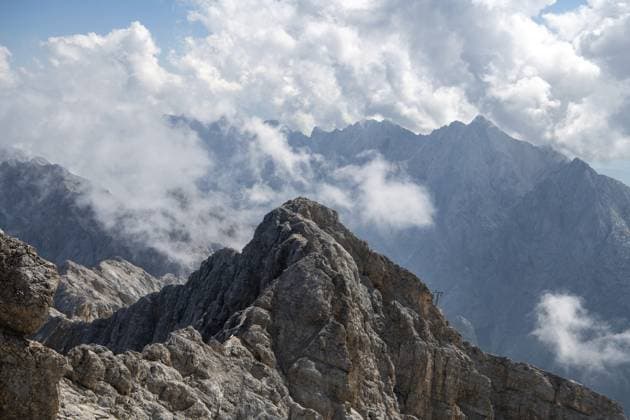 Felsige Gebirgsgipfel ragen unter dramatischen Wolken hervor, die die Spitzen teils verhüllen, Zugspitze in Garmisch-Partenkirchen in Bayern Deutschland Rocky mountain peaks rise under dramatic clouds that partly obscure the peaks, Zugspitze in Garmisch-Partenkirchen in Bavaria Germany Copyright: imageBROKER Unknown ibxyrl17891956.jpg