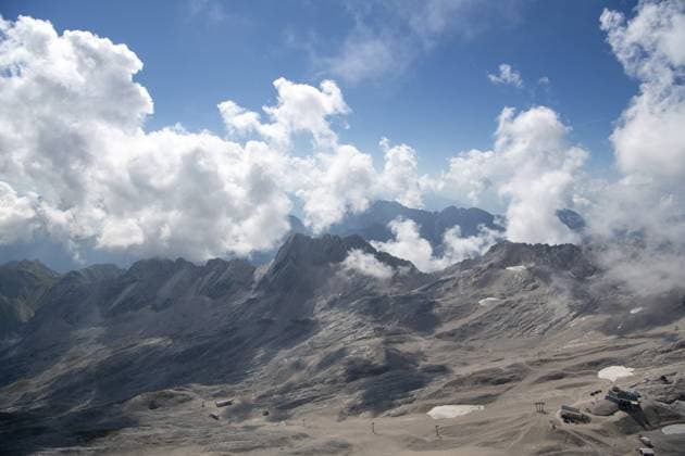 Weite Berglandschaft unter einem strahlend blauen Himmel mit eindrucksvollen Wolkenformationen, Zugspitze in Garmisch-Partenkirchen in Bayern Deutschland Wide mountain landscape under a bright blue sky with impressive cloud formations, Zugspitze in Garmisch-Partenkirchen in Bavaria Germany Copyright: imageBROKER Unknown ibxyrl17891957.jpg