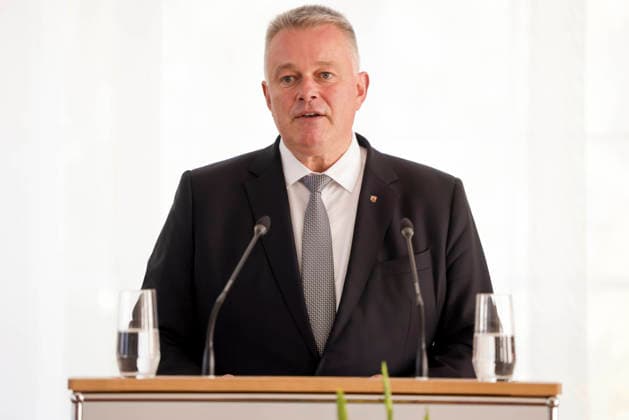 Prime Minister Gordon Schnieder at the lectern during a ceremony to confer professional titles at the State Chancellery of Rhineland-Palatinate, August 26, 2011
