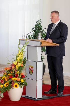 Prime Minister Gordon Schnieder at the lectern during a ceremony to confer professional titles at the State Chancellery of Rhineland-Palatinate, August 26, 2011