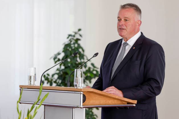 Prime Minister Gordon Schnieder at the lectern during a ceremony to confer professional titles at the State Chancellery of Rhineland-Palatinate, August 26, 2011