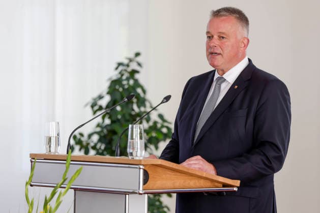 Prime Minister Gordon Schnieder at the lectern during a ceremony to confer professional titles at the State Chancellery of Rhineland-Palatinate, August 26, 2011
