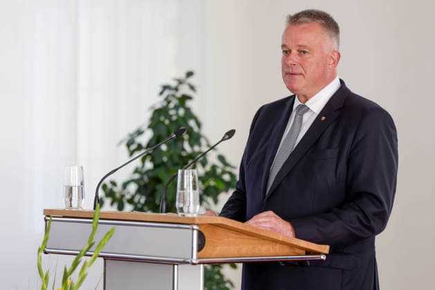 Prime Minister Gordon Schnieder at the lectern during a ceremony to confer professional titles at the State Chancellery of Rhineland-Palatinate, August 26, 2011