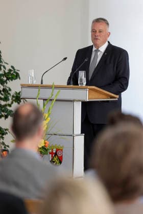 Prime Minister Gordon Schnieder at the lectern during a ceremony to confer professional titles at the State Chancellery of Rhineland-Palatinate, August 26, 2011