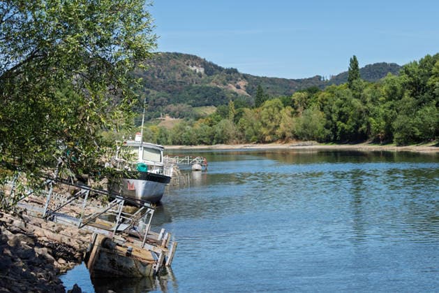 Low Water Levels on the Rhine: Boats Stranded in a Dry Side Channel Near Nonnenwerth Island Low Water Levels on the Rhine: With water levels at 3 cm at the Oberwinter gauge and 70 cm at the Bonn gauge—new record lows—the side channel of the Rhine near Nonnenwerth Island is lar Copyright: xMarcxJohnx