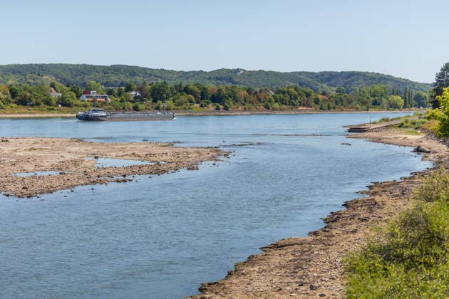 Low Water Levels on the Rhine: Boats Stranded in a Dry Side Channel Near Nonnenwerth Island Low Water Levels on the Rhine: With water levels at 3 cm at the Oberwinter gauge and 70 cm at the Bonn gauge—new record lows—the side channel of the Rhine near Nonnenwerth Island is lar Copyright: xMarcxJohnx