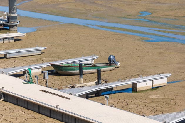 Low Water on the Rhine: Oberwinter Marina Partially Exposed 08 11 2026 Low Water on the Rhine: With water levels at 3 cm at the Oberwinter gauge and 70 cm at the Bonn gauge—new record lows—parts of the Oberwinter marina have been exposed Several boats are stranded on dry lan Copyright: xMarcxJohnx