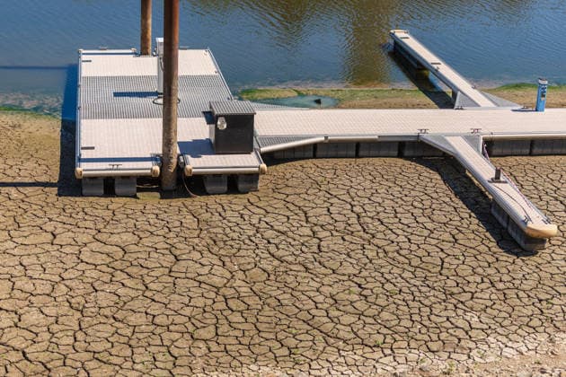 Low Water on the Rhine: Oberwinter Marina Partially Exposed 08 11 2026 Low Water on the Rhine: With water levels at 3 cm at the Oberwinter gauge and 70 cm at the Bonn gauge—new record lows—parts of the Oberwinter marina have been exposed Several boats are stranded on dry lan Copyright: xMarcxJohnx