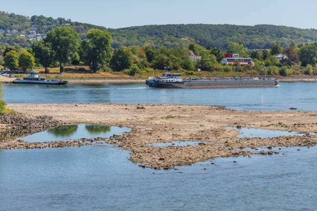 Low Water Levels on the Rhine: Boats Stranded in a Dry Side Channel Near Nonnenwerth Island Low Water Levels on the Rhine: With water levels at 3 cm at the Oberwinter gauge and 70 cm at the Bonn gauge—new record lows—the side channel of the Rhine near Nonnenwerth Island is lar Copyright: xMarcxJohnx