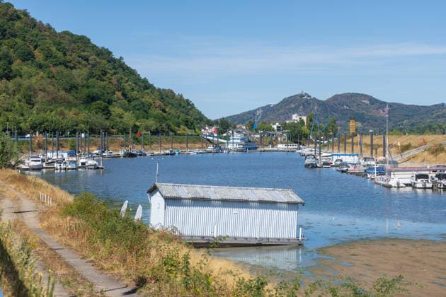 Low Water Levels on the Rhine: Oberwinter Marina Partially Exposed 08 11 2026 Low Water Levels on the Rhine: With water levels at 3 cm at the Oberwinter gauge and 70 cm at the Bonn gauge—new record lows—parts of the Oberwinter marina have been exposed Several boats are stran Copyright: xMarcxJohnx