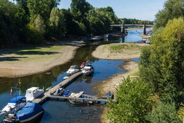 Low Water on the Rhine: The Aalschokker Aranka in the dried-up side channel near Grafenwerth Island, August 11, 2026. Low Water on the Rhine: With water levels at 3 cm at the Oberwinter gauge and 70 cm at the Bonn g Copyright: xMarcxJohnx