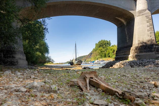 Low Water on the Rhine: The Aalschokker Aranka in the dried-up side channel near Grafenwerth Island, August 11, 2026. Low Water on the Rhine: With water levels at 3 cm at the Oberwin Copyright: xMarcxJohnx