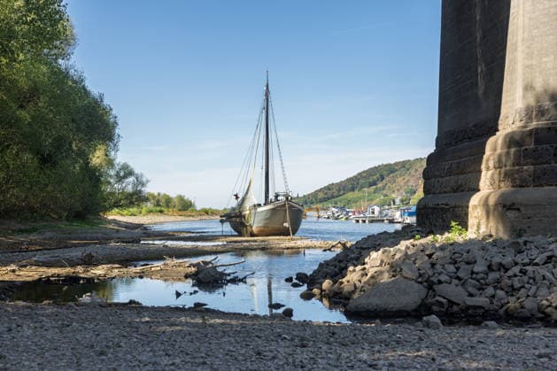Low Water on the Rhine: The Aalschokker Aranka in the dried-up side channel near Grafenwerth Island, August 11, 2026. Low Water on the Rhine: With water levels at 3 cm at the Oberwin Copyright: xMarcxJohnx