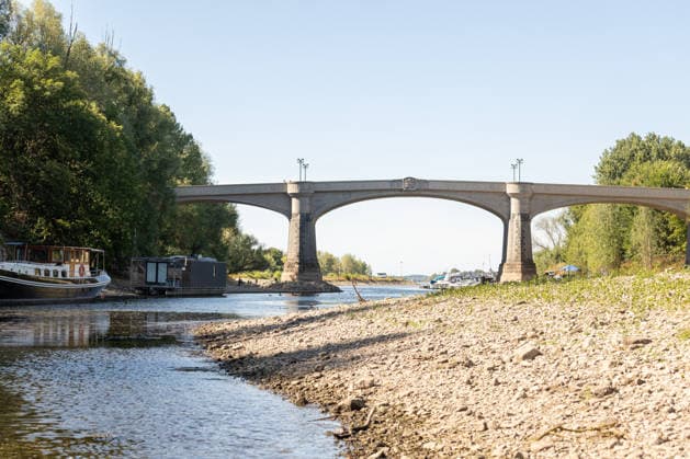 Low Water on the Rhine: The Aalschokker Aranka in the dried-up side channel near Grafenwerth Island, August 11, 2026. Low Water on the Rhine: With water levels at 3 cm at the Oberwinter gauge and 70 cm at the Bonn g Copyright: xMarcxJohnx