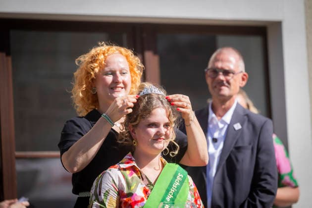 Wahl der neuen Sächsischen Weinkönigin. Die neuen Sächsischen Weinhoheiten für 2026 und 2027. Krönung von Weinprinzessinn Josephine Sander zusammen mit den weiteren Weinhoheiten gelten sie als wichtige Botschafterinnen und Botschafter für Weinbau, Tourismus und Region. Sie vertreten Sachsen auf Weinfesten, Messen, touristischen Veranstaltungen und politischen Empfängen. Für die Winzerinnen und Winzer sind sie eine Unterstützung bei der Vermarktung, vermitteln Fachwissen und schaffen Aufmerksamkeit für die Leistungen der Betriebe. Gleichzeitig stärken sie den Tourismus, indem sie die Sächsische Weinstraße, kulturelle Angebote und die regionale Gastfreundschaft sichtbar machen vor Ort und online. Meissen Sachsen Deutschla