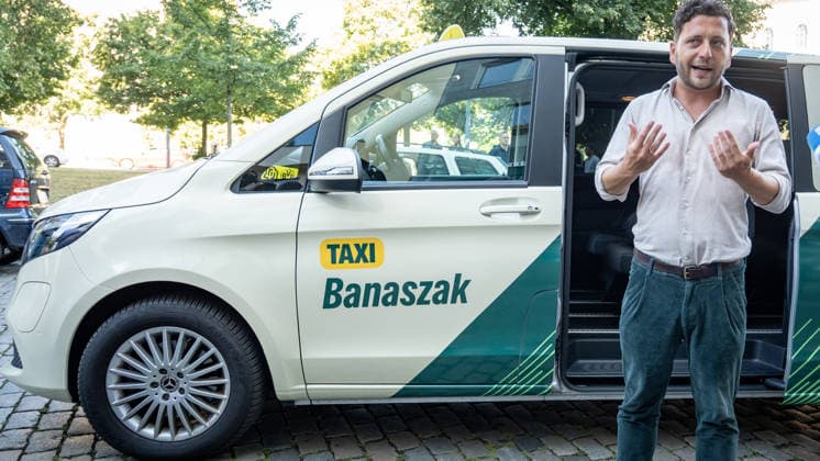Felix Banaszak, Federal Chair of BÜNDNIS 90 THE GREENS, kicks off his 2026 summer tour under the slogan Taxi Banaszak. Felix Banaszak’s Taxi Banaszak summer tour begins in Berlin, Berlin, Berlin, Germany, at the party headquarters.