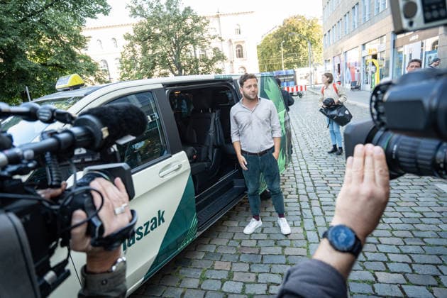 Felix Banaszak, Federal Chair of BÜNDNIS 90 THE GREENS, kicks off his 2026 summer tour under the slogan Taxi Banaszak. Felix Banaszak’s Taxi Banaszak summer tour begins in Berlin, Berlin, Berlin, Germany, at the party headquarters.