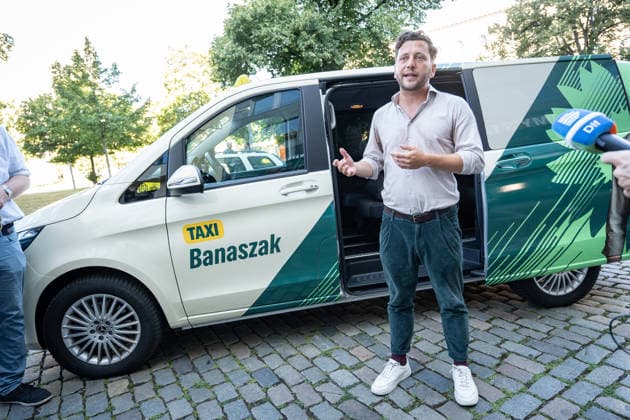 Felix Banaszak, Federal Chair of BÜNDNIS 90 THE GREENS, kicks off his 2026 summer tour under the slogan Taxi Banaszak. Felix Banaszak’s Taxi Banaszak summer tour begins in Berlin, Berlin, Berlin, Germany, at the party headquarters.