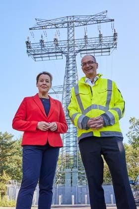 New security fence system at the Königsheideweg terminal tower ** FOR EDITORIAL PURPOSES ONLY ** EDITORIAL USE ONLY ** p Franziska Giffey, SPD, Senator for Economic Affairs, and Erik Landeckt, Managing Director of Stromn Copyright: JörgxCarstensen doc874i2vccgqu6gt0je1x ,EDITORIAL USE ONLY Copyright: JörgxCarstensen