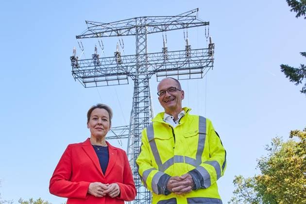 New security fence system at the Königsheideweg terminal tower ** FOR EDITORIAL PURPOSES ONLY ** EDITORIAL USE ONLY ** p Franziska Giffey, SPD, Senator for Economic Affairs, and Erik Landeckt, Managing Director of Stromn Copyright: JörgxCarstensen doc874i2vfpbtjnxinvd5b ,EDITORIAL USE ONLY Copyright: JörgxCarstensen