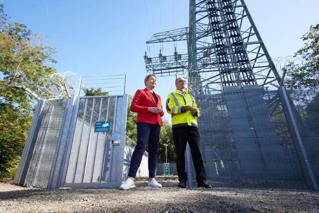 New security fence system at the Königsheideweg terminal tower ** FOR EDITORIAL PURPOSES ONLY ** EDITORIAL USE ONLY ** p Franziska Giffey, SPD, Senator for Economic Affairs, and Erik Landeckt, Managing Director of Stromn Copyright: JörgxCarstensen doc874i4qzuwpx1do7oi93l ,EDITORIAL USE ONLY Copyright: JörgxCarstensen